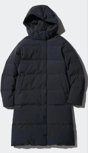 Seamless Down Long coat - Fin lång jacka från Uniqlo i storlek S. Använd 2 vintrar. Fint skick men använd. Ej rökare eller har husdjur. Nypris 2 000kr.