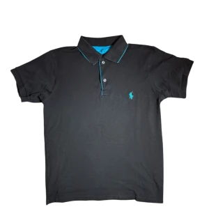 Vintage polo shirt ”svart” ”blå” | Polo by Ralph Lauren | Piké - Säljer en piké från Ralph Lauren. Den är i grym kvalité men har du några frågor eller vill ha fler bilder är det bara att skriva!! Snabb leverans och snabba svar. Måtten är 44 cm i axelbredd och 60 cm på längden