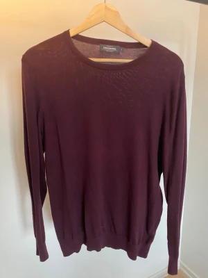 Vinröd bomullströja från Dressmann - Vinröd långärmad tröja från Dressmann i storlek S, tillverkad av 100% pima bomull. Tröjan har en rund halsringning och en clean, enkel design utan mönster eller detaljer. Perfekt för dig som gillar stilrena och bekväma plagg.