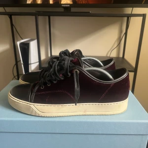 Lanvins - Uk5, passar 39/41, finns täcken på användning, vinröd/lila