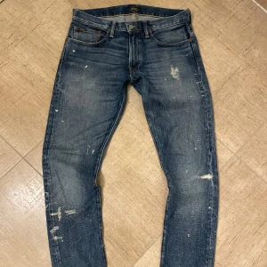Ralph Lauren Jeans  - Ett par riktigt snygga Ralph Lauren jeans med en väldigt cool wash och sliten look! Jeansen har lite paint splash och är i storlek 30/32. Passformen är slim och sitter väldigt bra!   Kontakta gärna oss om du har frågor! Priset är inte hugget i sten!   Mvh Saint 