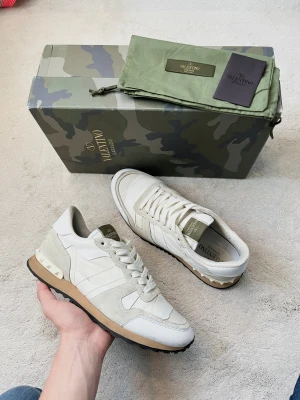 Valentino Rockrunner skor - Valentino rockrunner i en riktigt fet modell! Bra skor till vädret nu. Fint skick inga tydliga defekter! Allt og ingår. Kontakta mig för fler frågor och funderingar!