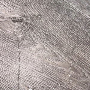 Tunn silverhalskedja doppad i äkta 925 silver - Säljer en tunn och stilren halskedja doppad i äkta 925 silver. Kedjan har ett tvinnat mönster som ger en snygg glans och är perfekt för att bära ensam eller med ett hänge. Lås med karbinhake och justerbar längd. Enkel och klassisk design som passar till allt.