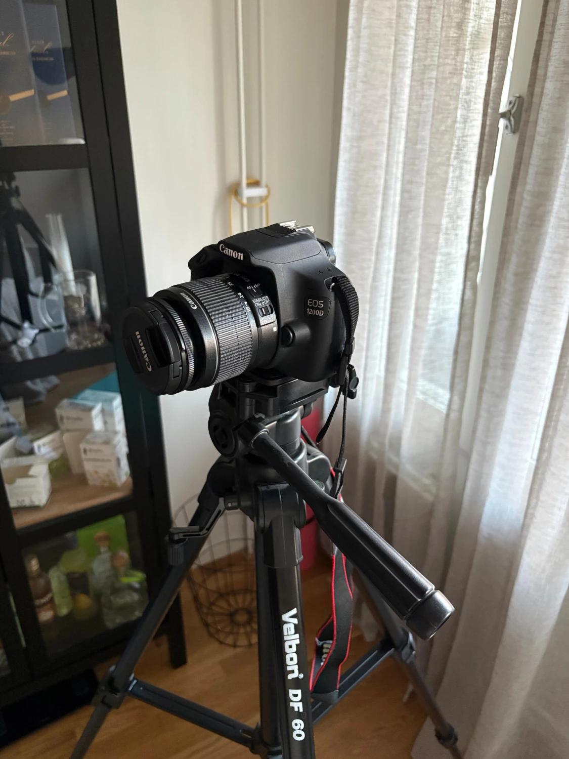 Canon EOS 1200D systemkamera med stativ och extern blixt - 1