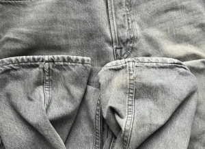 Grå jeans från Jack & Jones - Snygga grå jeans från Jack & Jones Jeans Intelligence med klassisk femficksdesign och knappstängning. Jeansen har en rak passform och är tillverkade i mjukt denimtyg som ger en cool och avslappnad vibe. Perfekta för dig som gillar stilrena och enkla jeans. Endast lite slitage vid sömmen men det påverkar inte användningen. Perfekt för vardagsbruk.