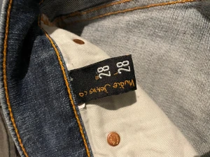 Nudie jeans - Ett par feta nudie jeans i modellen tight terry. Jeansen är i nyskick utan några defekter! Storlek 28/28 men skulle säga att dom passar 28/30 också (mått nedan). Bara att skriva om det är några frågor!😁                                      Längd:96cm.                                     Midjemått:38cm