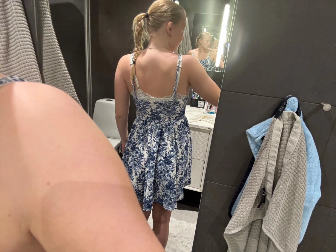 Blommig vit och blå kortklänning - 4