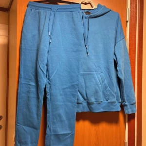 Mjukis sett BLACK WEEK REA🖤 - Mjukis sett med byxor och hoodie. Bra skick på båda delar, de är endast lite noppriga. 