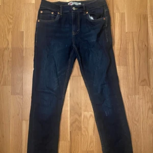 Levi's 512 slim taper jeans - Snygga Levi's 512 jeans i mörkblå. Modellen har en slim taper passform. Levi's patchen där bak är lite lös men kan sys fast eller dras av om man vill. Har också syts lite på vänster knä men knappt märkbart. Nypris 600kr