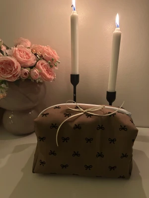 Classy bow bag 💫🎀🍂🤎🥥 - En stilren necessär som är egenhändigt tillverkad med hållbart material, lätt att rengöra och rymmer alla dina favorit produkter ✨ Gjort på vackert brunt tyg med små sammetsrosetter som detalj 🎀😍                                                  249kr