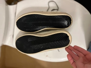 Golden Goose vita sneakers med stjärna - Golden Goose sneakers i vit skinn med grå mockadetaljer och ikonisk stjärna på sidan. Platt sula med svart mönstrad undersida, snörning och retroinspirerad look. Märket syns på hälen och GGDB-logga på sidan. Perfekt för dig som gillar streetstyle och exklusiva detaljer. Kan gå ner i pris vid snabb affär 