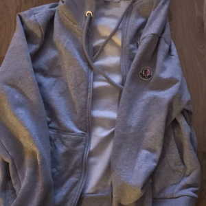 Moncler zipper  - Tröjan passar för folk som är 165-170 cm långa