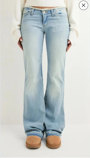 Ljusblå bootcut jeans -  Pris kan diskuteras 💕🌺.                                           Snygga ljusblå jeans med bootcut-modell och klassisk femficksdesign. Jeansen har låg midja och är tillverkade i mjukt denimtyg med lätt tvättad effekt. Perfekta för en avslappnad och trendig look.