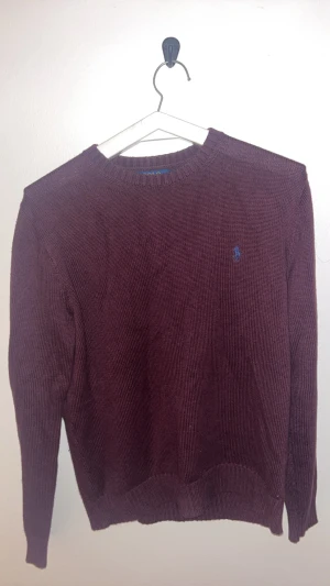 Vinröd Polo Ralph Lauren tröja - En stilren vinröd Polo Ralph Lauren tröja | tröjan är i väldigt bra skick, den är använd några enstaka gånger 9,5/10 skick. Priset går att diskutera. Hör av dig vid frågor 🙌