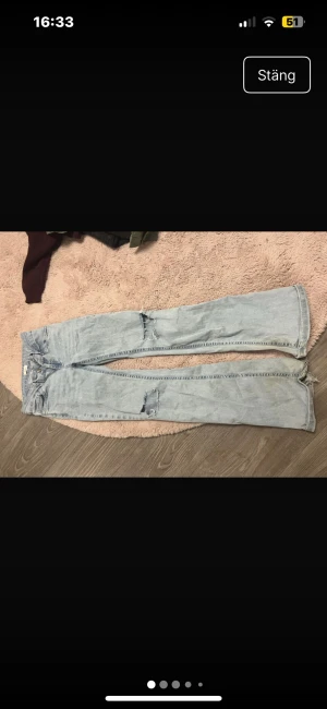 Nelly lågmidjade jeans  - Fina, slitningar (hål) längst ned då dem varit för långa och lite färgade från lera osv därav billigt pris med tanke på vad de kostar egentligen (700)   Midjemått 32 tvärs över, innerbenslängden 78, men jag har sytt upp dem ca 2 cm så sprättar man upp de så blir de 80, samt att det är hål längst ner då jag gått på de (sista bilden) och lite missfärgningar som kan gå bort i tvätten pga smuts osv!!❤️