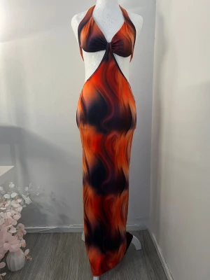 Klänning - Sjukt fin långklänning med figurnära passform. Klänningen har omlott-design med öppen rygg, knyt i nacken samt cut-out vid midjan. Storlek XS men passar även S i och med stretchigt material. Aldrig använd. ❤️