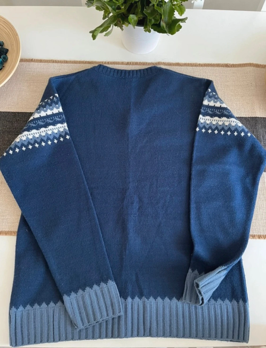 Blå vintage stickad tröja med mönster från CONS