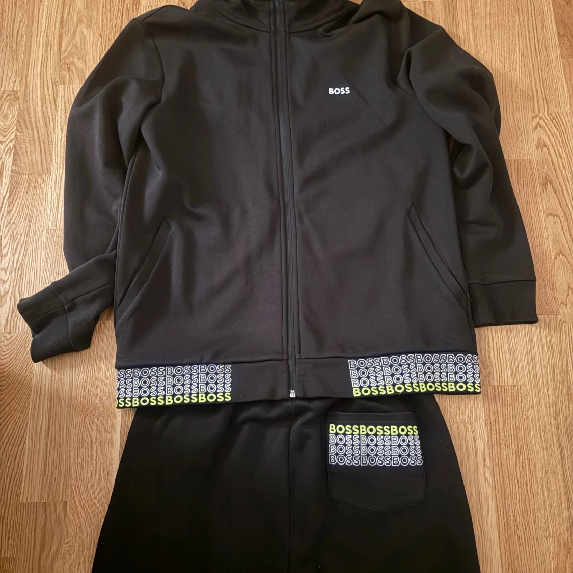 Svart hoodie från BOSS med dragkedja