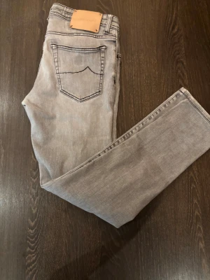 Grå jeans från Jacob Cohen - Säljer ett par riktigt snygga Jacob cohen jeans då dem inte passar mig, inga defekter. Storlek 33, vid frågor är det bara att skriva! 