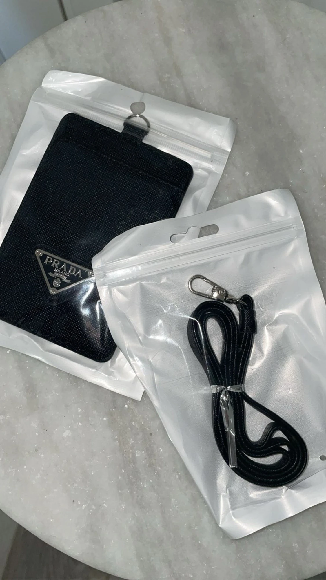 Svart korthållare med rem