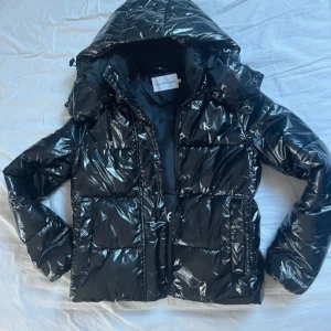 Vinterjacka Calvin Klein - Varm glansig jacka i stolek S! Slutsåld överallt Mkt bra skick inga skador. Passar perfekt för vintern/hösten 