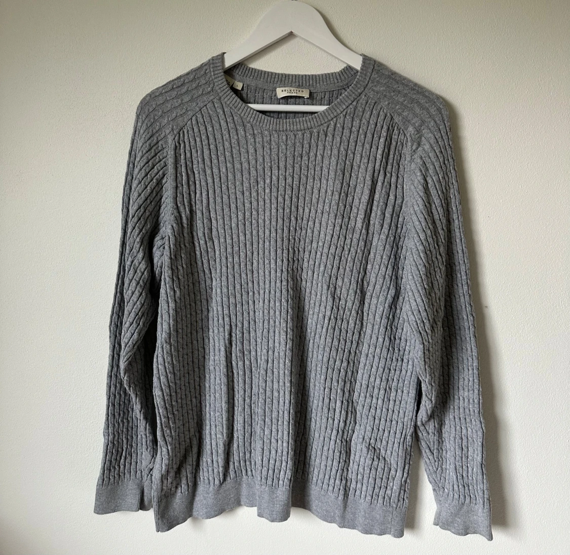 Grå kabelstickad tröja från Selected Homme