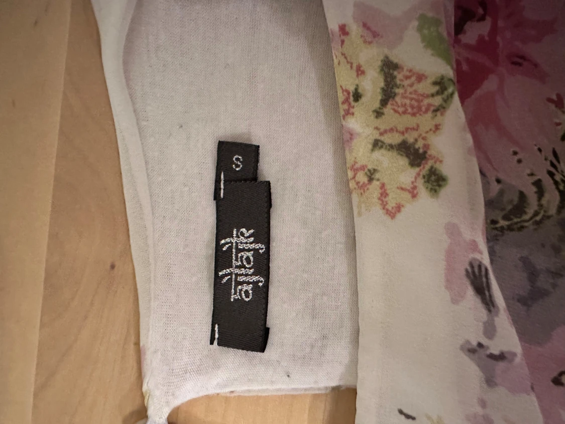 Blommig vit blus. Storlek S - 2