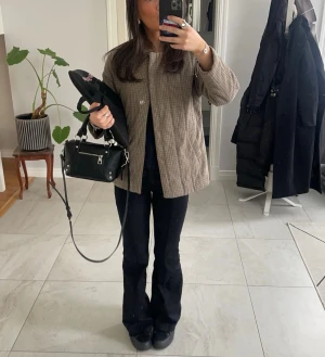 Trekvartsärmad jacka - Jättefin beige/brun rutig jacka med trekvartsärm från zara. Från barnavdelningen därav storlek 164, sitter som en xs 💕