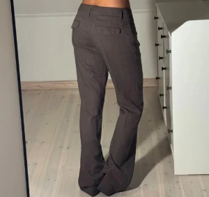 Bruna kostymbyxor  - Svinsnygga bruna kostymbyxor som är lågmidjade i storlek 34 men skulle säga att de sitter som en 36,38 snarare🥰 Skriv för fler bilder