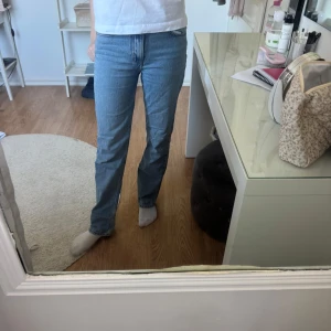 Blå jeans från Gina, stl 36 - Använda en gång, är 165 cm