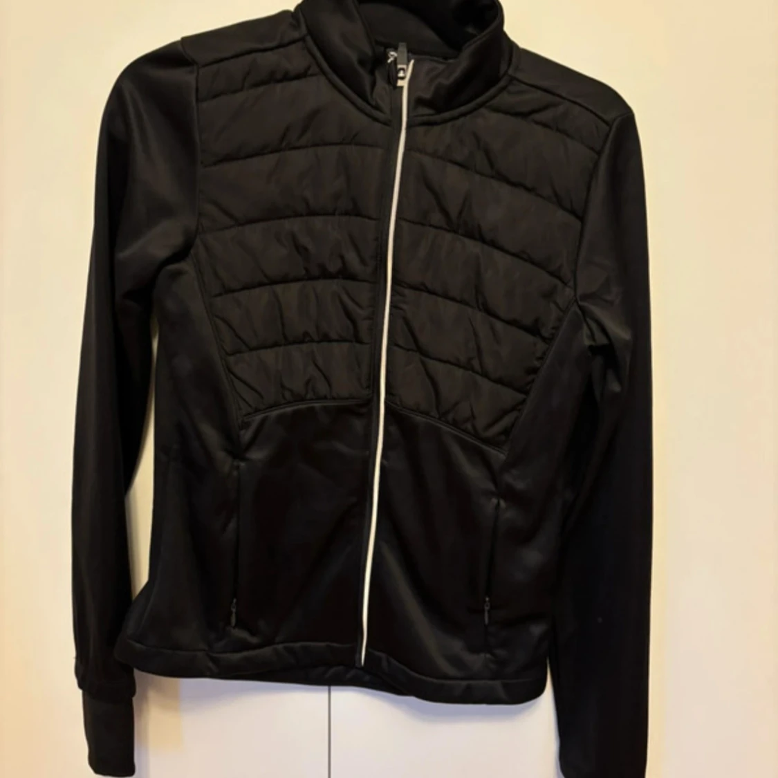 Svart quiltad träningsjacka med dragkedja