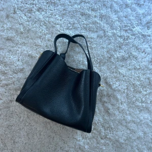Handväska - Jätte snygg och praktiskt handväska med tre fack, jötte najs och får plats med mycket. Den är svart så funkar till allt❤️❤️❤️