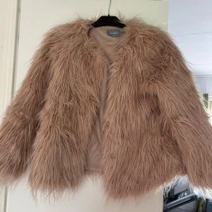 Gammal rosa  pälsjacka från Lindex - Xs- M Supermjuk och fluffig gammal rosa  pälsjacka från Lindex med långa ärmar och snyggt helfoder. Jackan har en oversized look och är perfekt för dig som vill sticka ut med en trendig och mysig stil.
