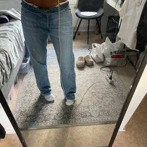 Lee jeans - Lee jeans köpta secondhand, de är i herrmodell men passar även dam. Säljer då de är för stora för mig, har använt max 5ggr, inga defekter, i mycket bra skick. Kontakta mig gärna vid frågor 💕☺️