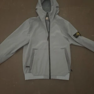 Softshelljacka från Stone Island - Säljer en riktigt snygg jacka från Stone Island. Väldigt bra skick