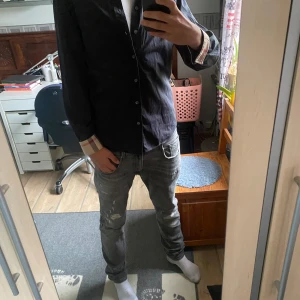 Mörkblå Burberry skjorta -  skjorta från Burberry riktigt fett de står storlek L men känns som M han på bilden e 184 och 69kg