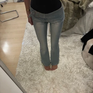 Vintage jeans - Köpta på Plick. Säljer då de tyvärr blivit förstora😔 köpta för 1000kr. Midjemått 37 innerbenslängd:78💖 väldigt stretchiga och sköna.