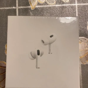 AirPods Pro 2nd Generation med MagSafe - Säljer ett par AirPods Pro 2nd Generation med MagSafe-laddningsetui. Komplett med originaltillbehör: extra öronkuddar, laddkabel och dokumentation. Produkten ser ut att vara i nyskick utan synligt slitage eller defekter.