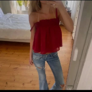 Röd topp - Röd/vinröd linnetopp från MNG. Köpt på vinted men ångrade mig 💕