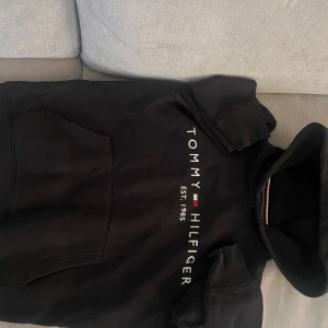 Svart hoodie Tommy Hilfiger XS - Tja! Säljer denna as snygga och sköna hoodien från Tommy hilfiger. Den är riktigt snygg och riktigt nice passform!. Ny pris(1189kr. Har ni en minsta lilla fråga så är det bara att skriva.!⭐️