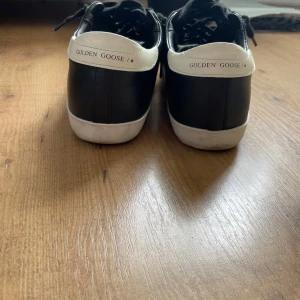 Golden goose superstar - Hej ett par svarta golden goose superstar till salu. Fin kvalité och bra skick. Säljer då dom ej passar mig.  Storlek 40 .Hör av er vid frågor eller funderingar 🤩