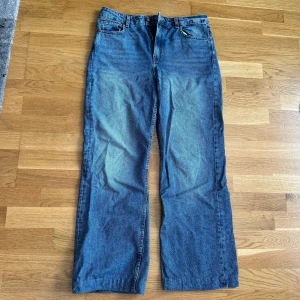 Wide Ultra High Jeans H&M - Klassiska blå jeans från H&M Divided i rak modell. Jeansen har normal midja, fem fickor och stängs med dragkedja och knapp. Materialet är robust denim och passformen är avslappnad och tidlös. Nypris: 299kr. Fortfarande i ganska bra kvalité. 