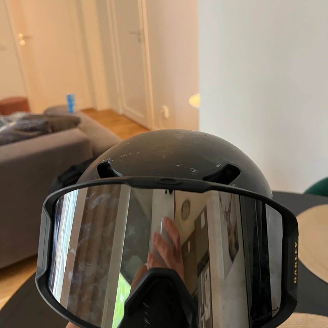 Svart hjälm med Oakley skidglasögon