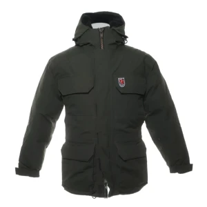 Fjällräven Polar Parkas, grön dunjacka - Fet grön dunparkas från Fjällräven Polar  med huva stora fickor och broderad logga på bröstet. Jackan är vadderad med 80% dun och 20% fjäder, yttertyg i polyamid och polyesterfoder. Jackan har flera fickor framtill och innerfickor och även sidofickor för att värma händerna. En tvåvägs rejäl dragkedja. Perfekt för kalla vinterdagar och outdoor vibes.  Du kommer inte frysa i den här! 