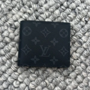 Svart plånbok  - Snygg svart plånbok med klassiskt monogrammönster. Box ingår.