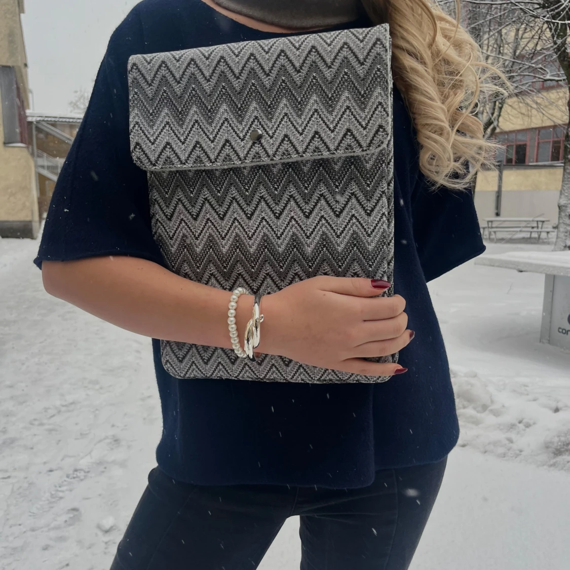 Zigzag-mönstrad datorfodral i grått - 1