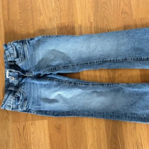 Blå jeans från Gina Tricot, stl 158 - Snygga blå jeans från Gina Tricot i storlek 158. Jätte fin och ser helt ny ut. Använt den ett par gånger men den är för liten. 