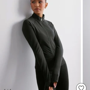 Nelly träningströja - Nelly träningströja med zip up 🩷 Snygg och stretchig, sitter fint på kroppen, säljer för att jag rensar garderoben