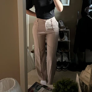 Madlady kostymbyxor - Beiga kostymbyxor från Madlady, jättestretchiga och bekväma 🩷 De är i Storlek L men har sytt in dom i midjan så de passar S/M. Snyggt utsvängda/vida i benen!