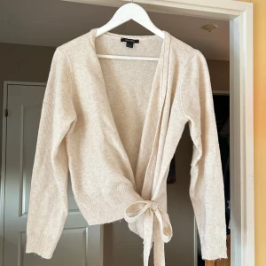 Beige wrap cardigan - Mysig beige wrap cardigan 🩷 Perfekt för yoga eller till vardagsmys! Storlek L men eftersom kan knyta den passar den mig som brukar ha S/M